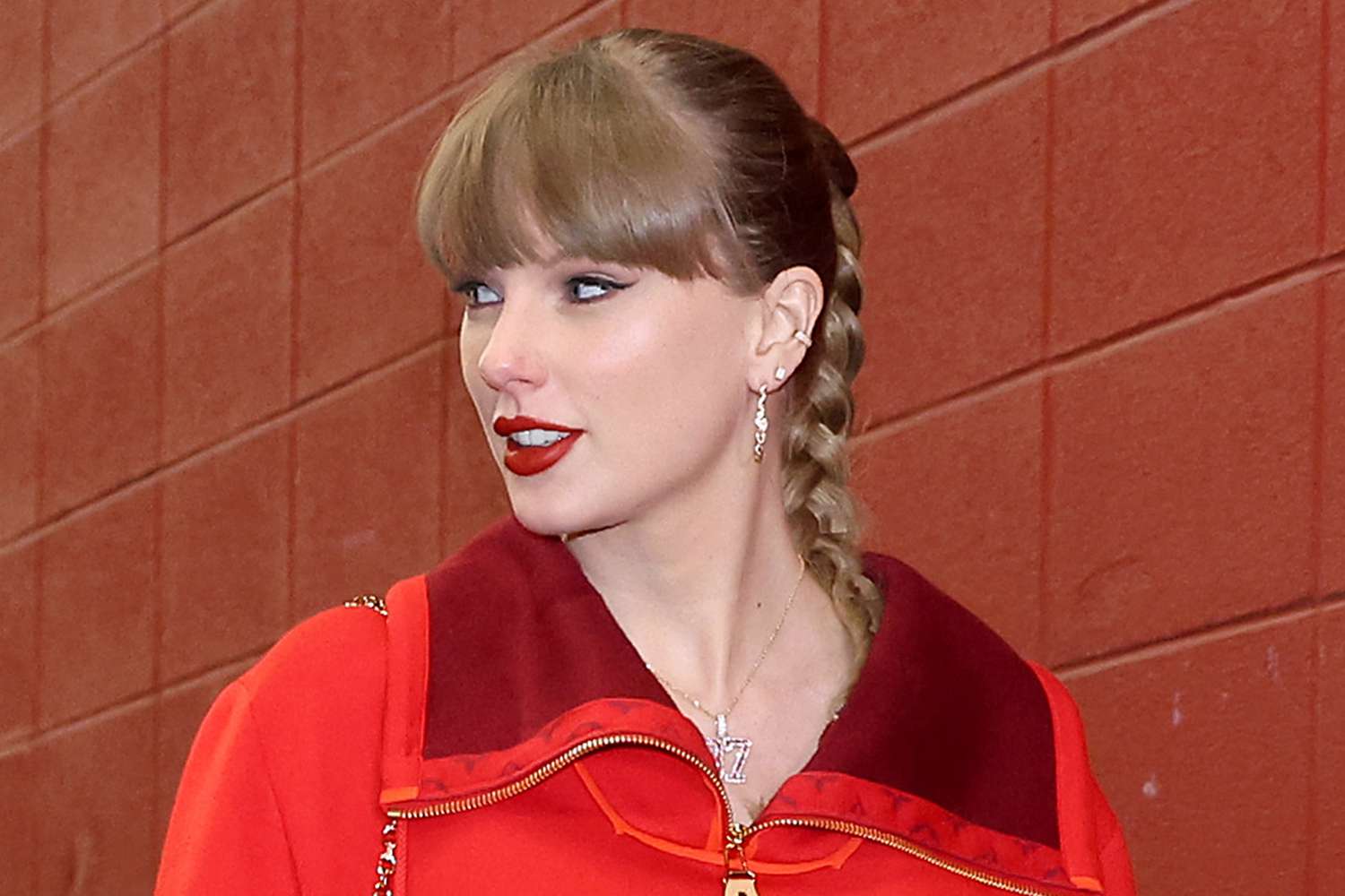 Taylor Swift Sparks Debate with Bold ’87 Necklace’ in Game Day Look